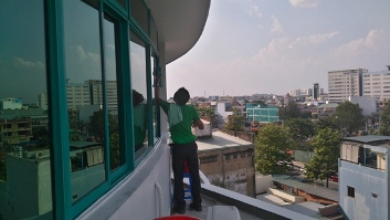 dịch-vụ-lau-kính-vách-nhà-ga-tau-hoả-tại-tphcm