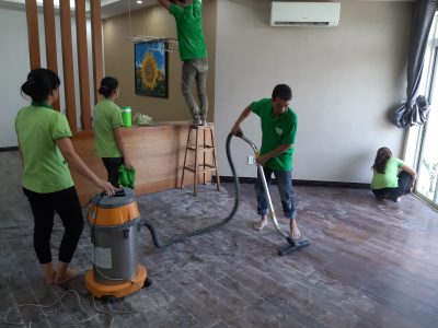 dịch-vụ-đánh-bóng-sàn-gỗ-căm-xe